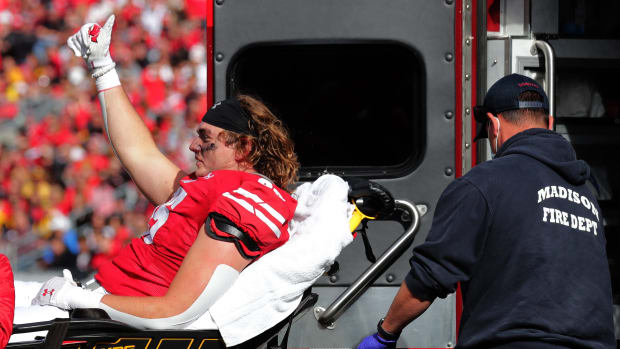 Wisconsin tight end Clay Cundiff giving a thumbs up after an injury against Iowa (Credit: MARK HOFFMAN/MILWAUKEE JOURNAL SENTINEL / USA TODAY NETWORK)